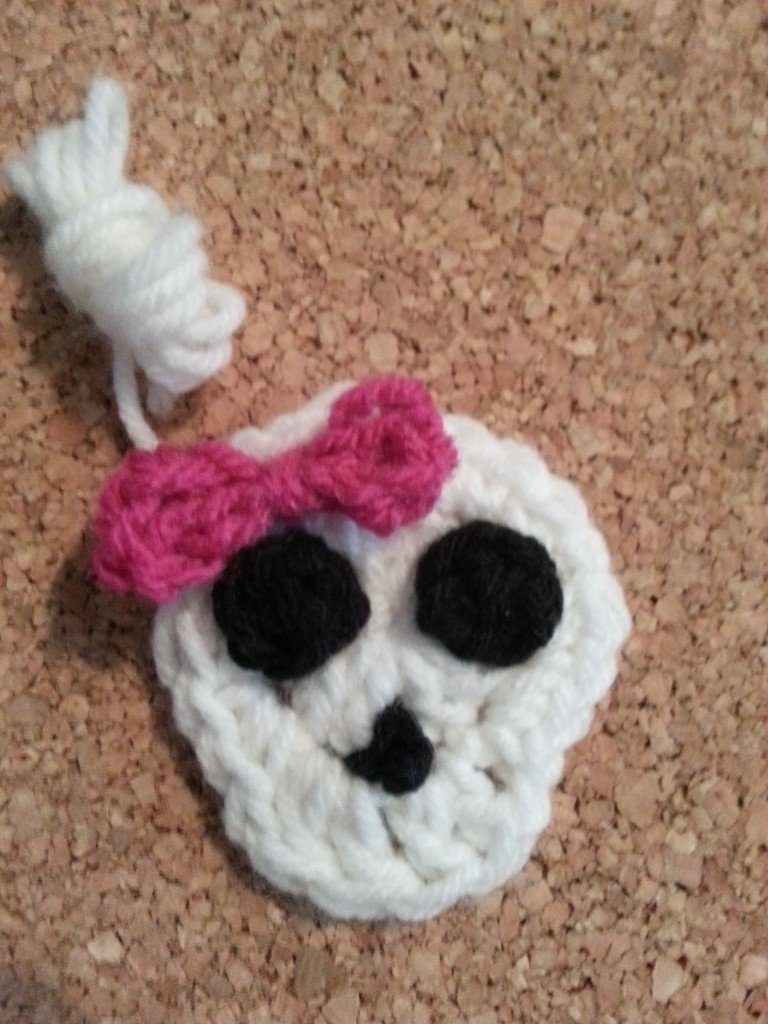 easy-girly-skull-with-bow-applique-crochet-pattern-crafterchick-free-crochet-patterns-and